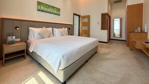 Ein modernes Schlafzimmer mit einem großen Bett, einem Nachttisch, einem Schreibtisch und einem großen Fenster.