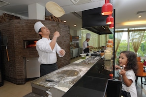 2 restaurantes: opção de café da manhã, almoço e jantar
