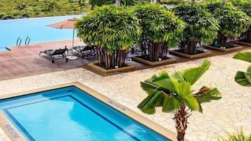 Alberca al aire libre y camastros