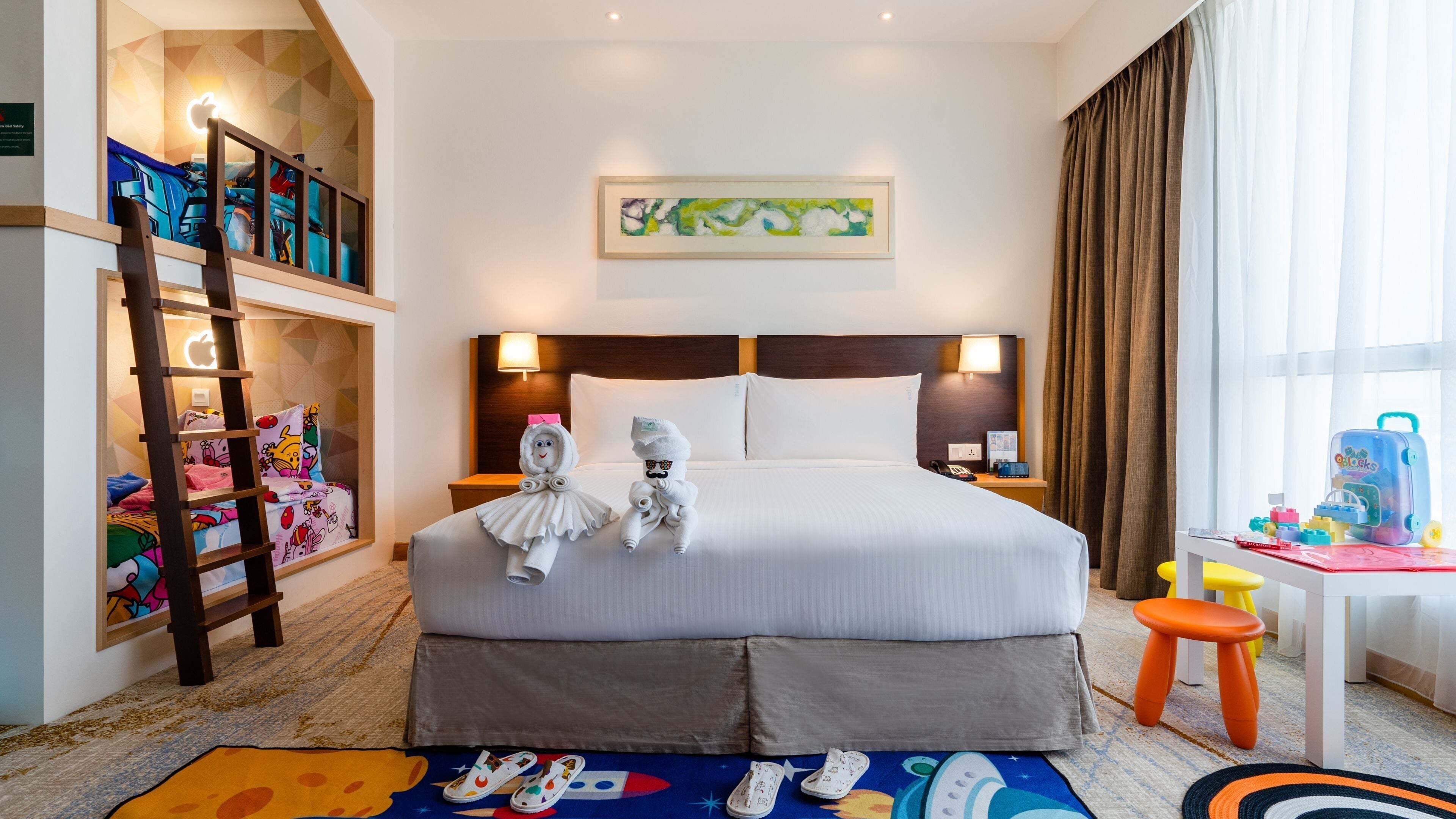 Suite (Kids) | Minibar, safe på rommet, skrivebord og blendingsgardiner