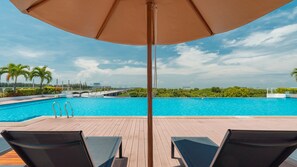 Outdoor pool, pool loungers - Holiday Inn Melaka by IHG (Malacca City)