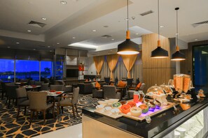 2 restaurants, breakfast served - Holiday Inn Melaka by IHG (Malacca City)