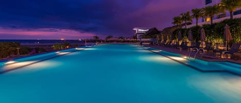 Piscina all'aperto, lettini