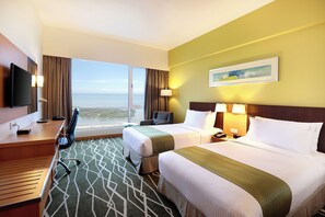 Minibar, in-room safe, desk, blackout curtains - Holiday Inn Melaka by IHG (Malacca City)