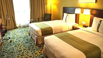 Minibar, caja de seguridad en la habitación y escritorio