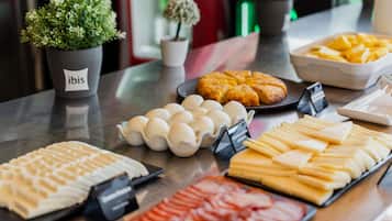 Desayuno buffet todos los días (con cargo)