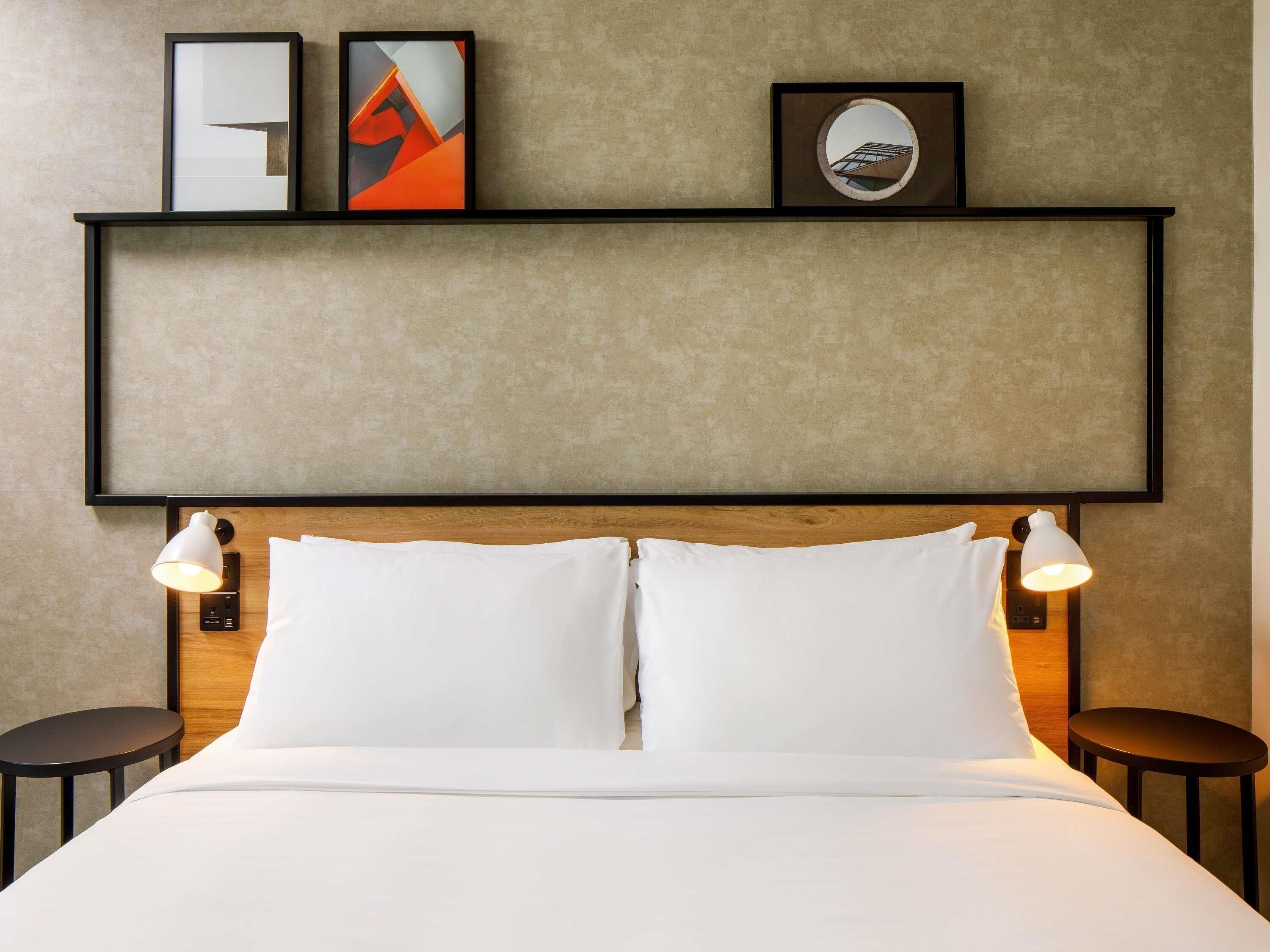 Escritorio, cunas gratuitas, wifi gratis y ropa de cama 