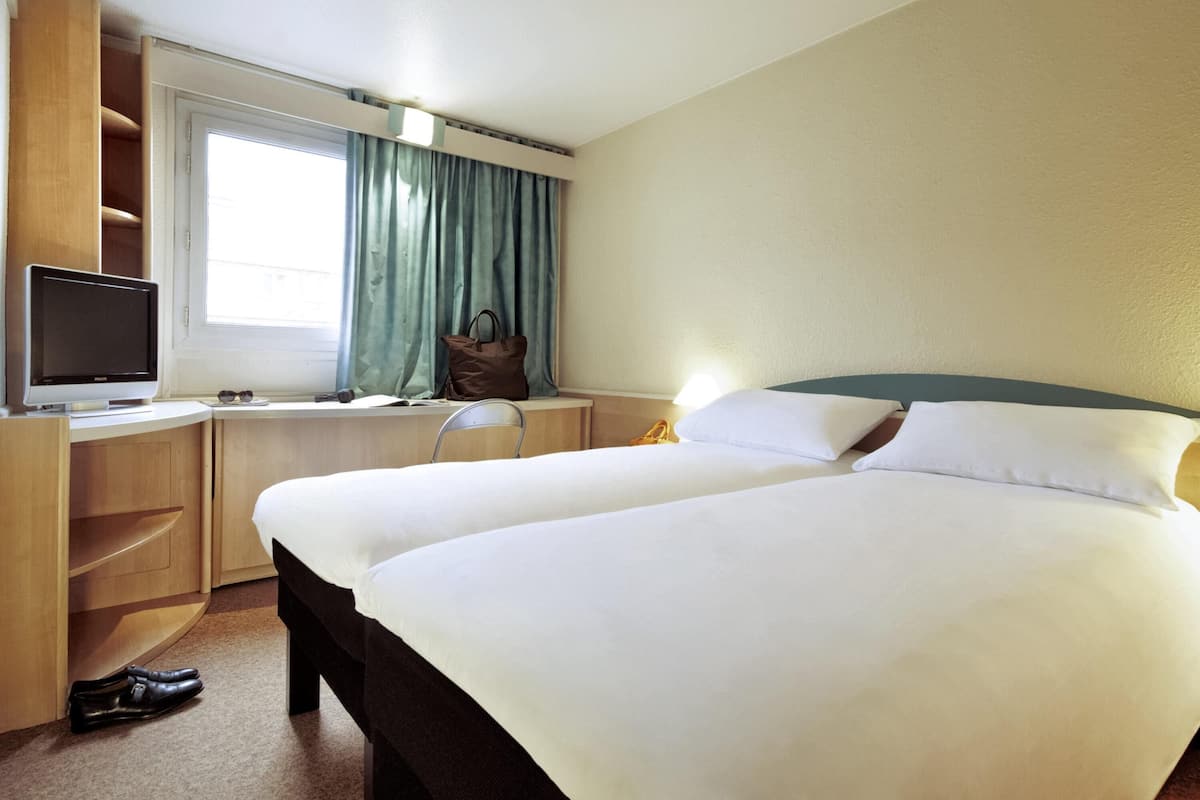 Rum - 2 enkelsÀngar | Skrivbord, gratis barnsÀngar, gratis wi-fi och sÀngklÀder