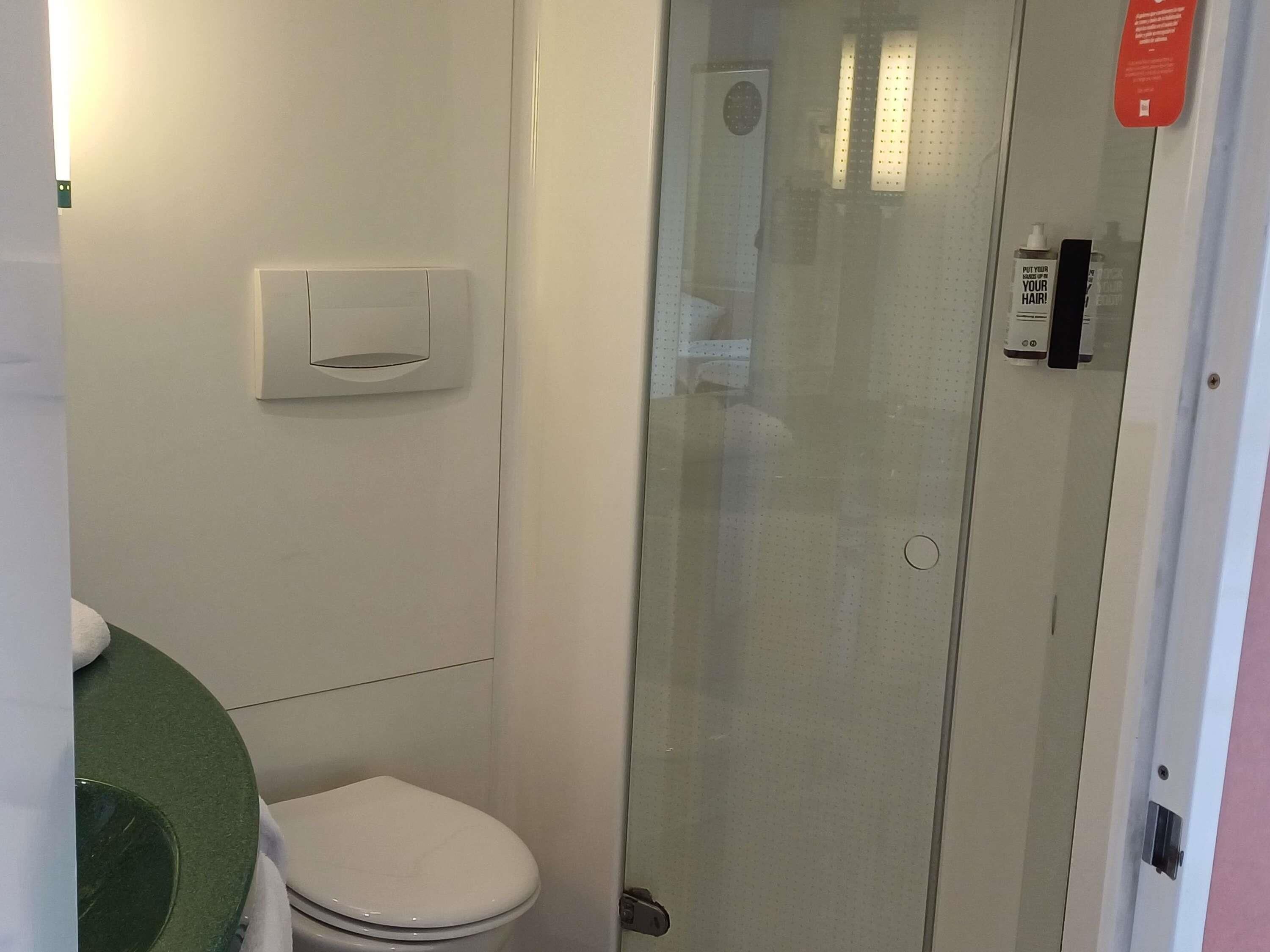 Schreibtisch, kostenlose Babybetten, kostenloses WLAN, Bettwäsche