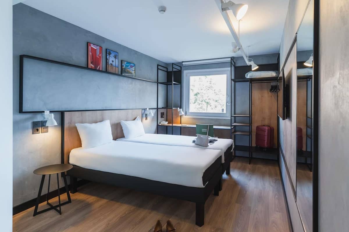 Room, 2 Twin Beds | Desk, free cribs/infant beds, free WiFi, bed sheets