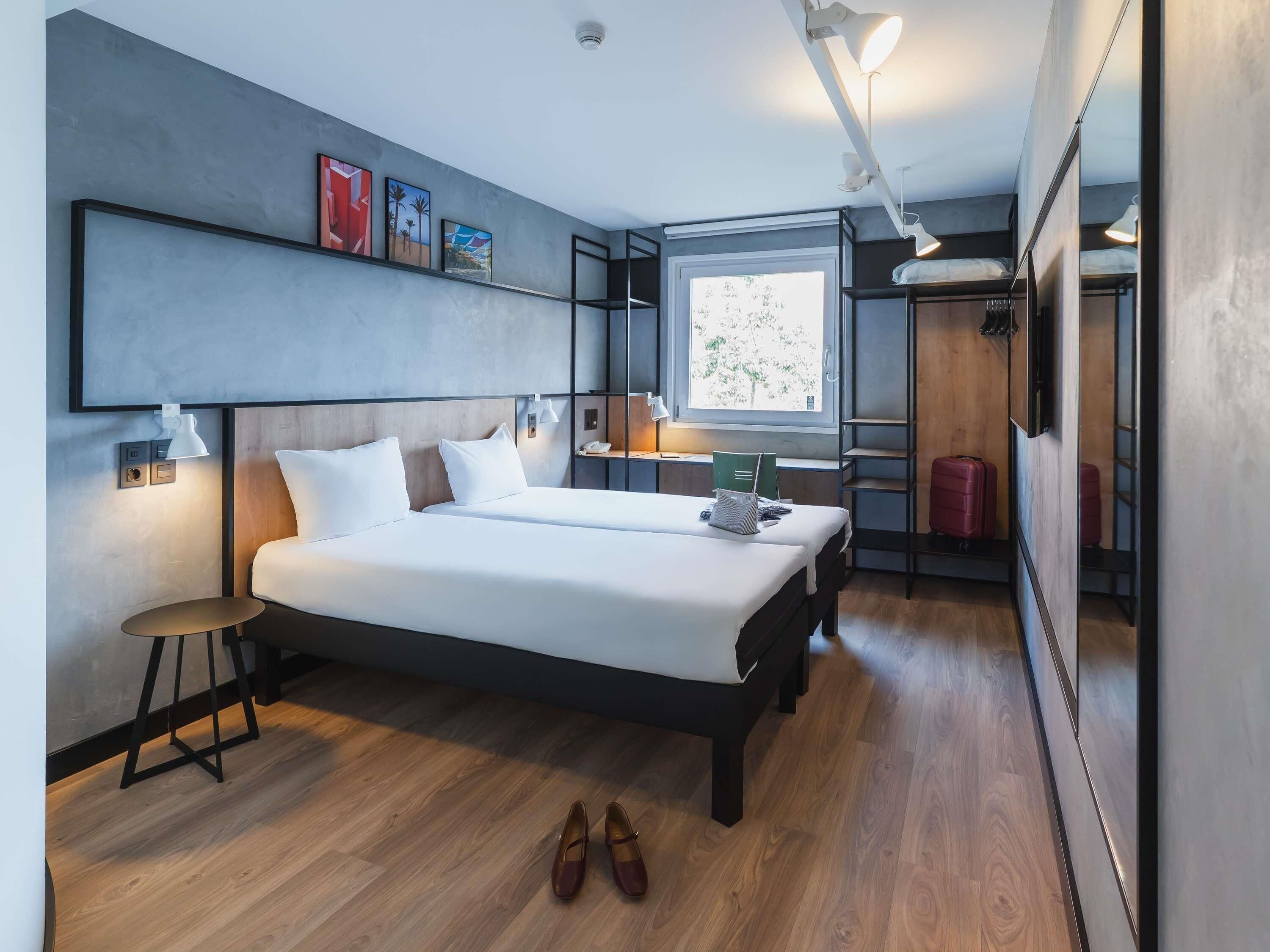 Habitación, 2 camas individuales | Escritorio, cunas gratuitas, wifi gratis y ropa de cama 