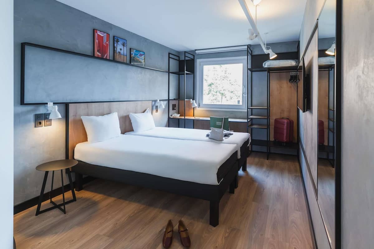Habitación, 2 camas individuales | Escritorio, cunas gratuitas, wifi gratis y ropa de cama