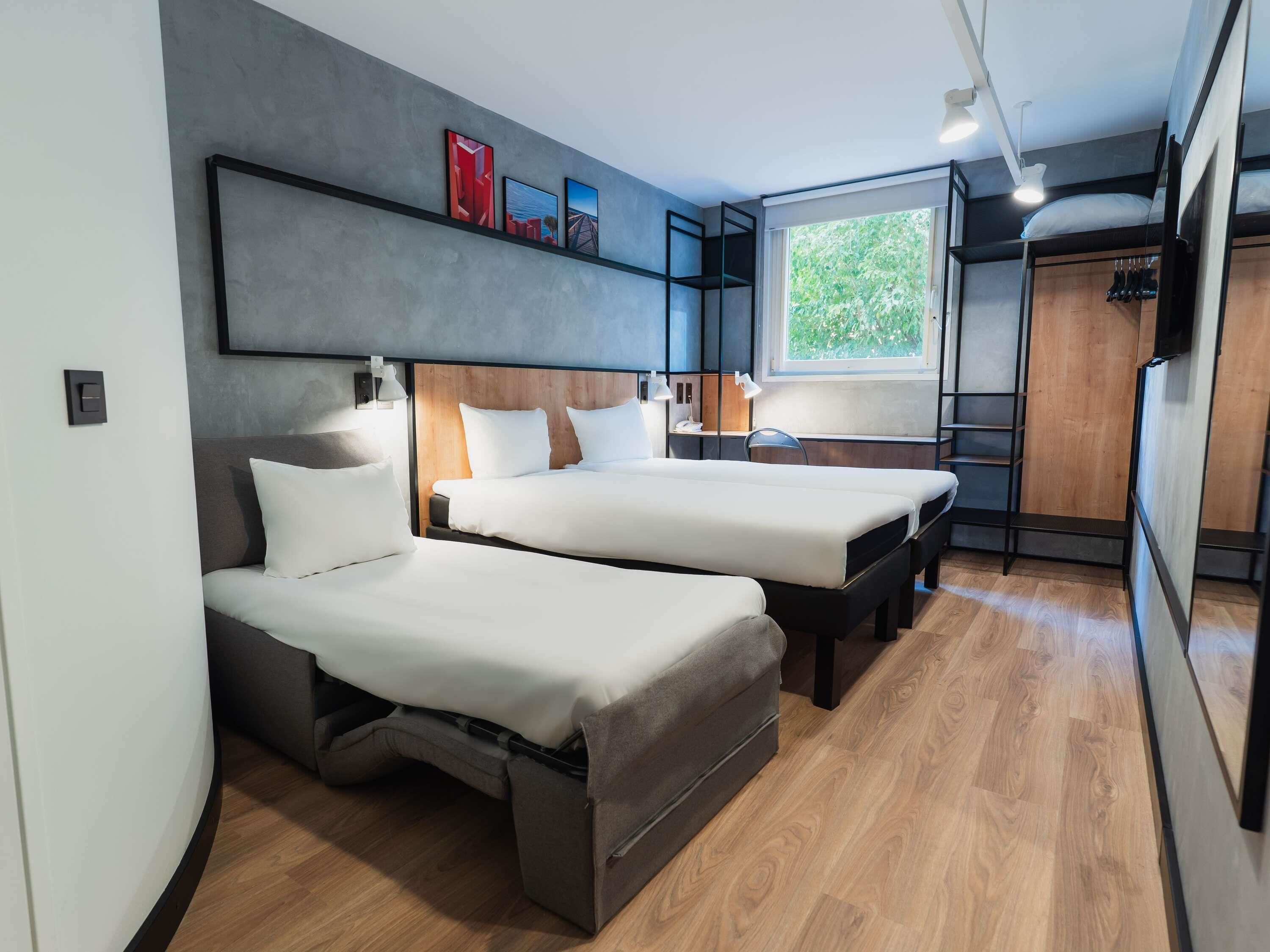 办公桌、免费婴儿床、免费 WiFi、床单