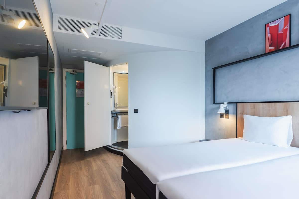 Room, 2 Twin Beds | Desk, free cribs/infant beds, free WiFi, bed sheets