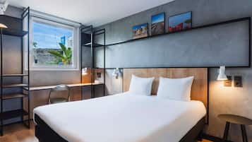 Een bureau, gratis babybedden, gratis wifi, beddengoed