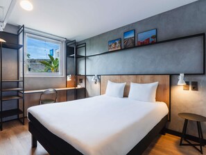 Een bureau, gratis babybedden, gratis wifi, beddengoed