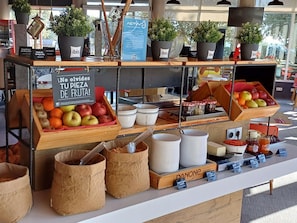 Café da manhã com buffet todos os dias (EUR 9.50 por pessoa)