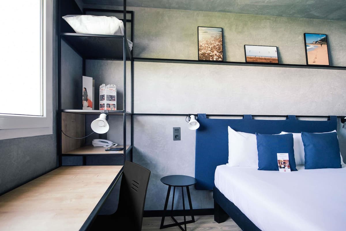 Desk, free cribs/infant beds, free WiFi, bed sheets