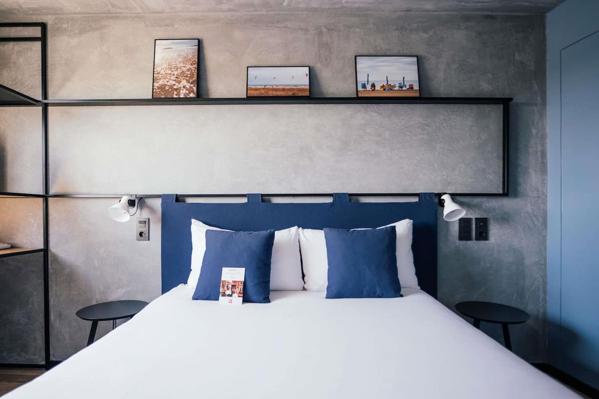 Meja kerja, tempat tidur bayi gratis, Wi-Fi gratis, dan seprai linen