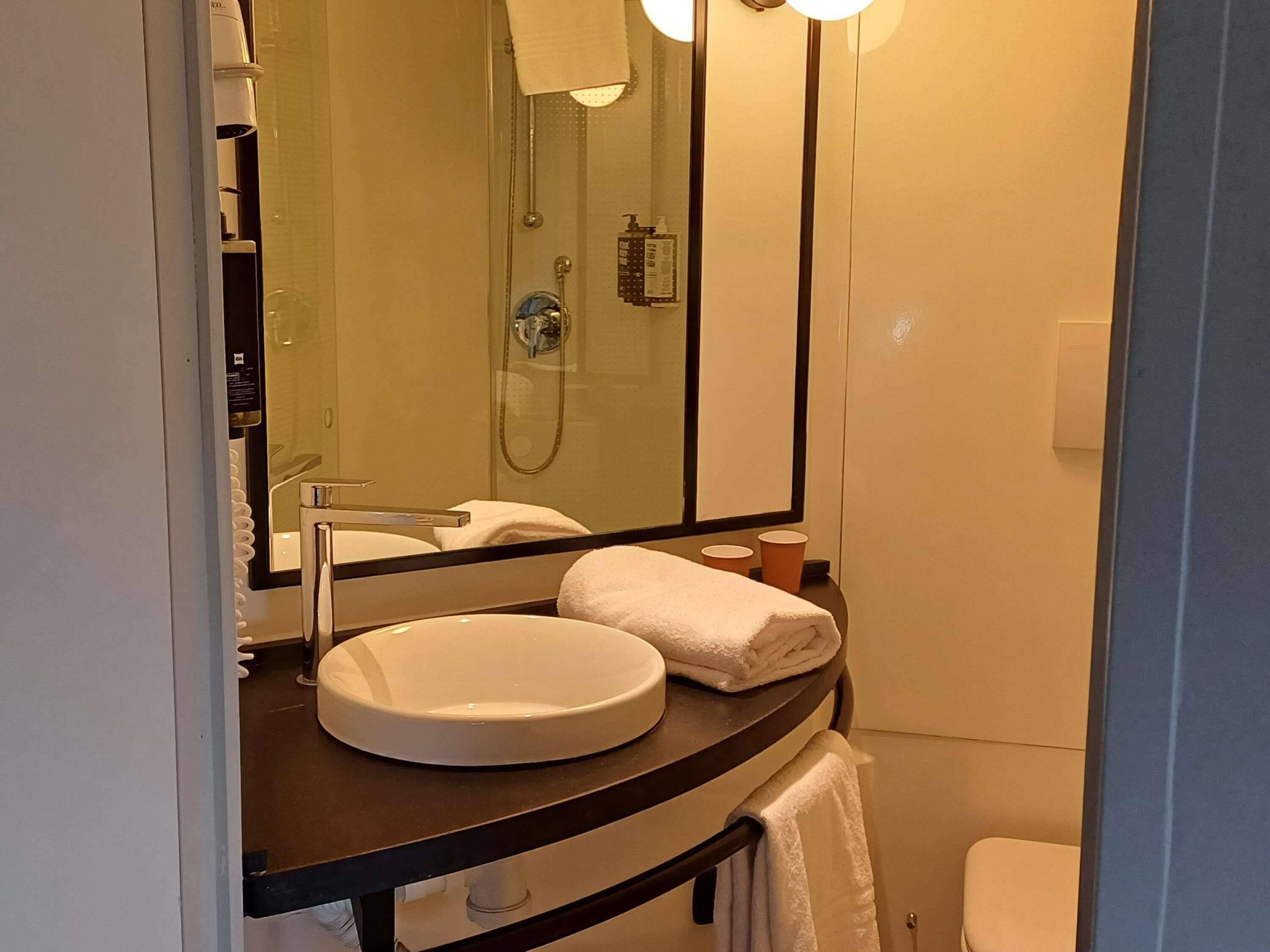 desk, free cots/infant beds, free wifi, bed sheets