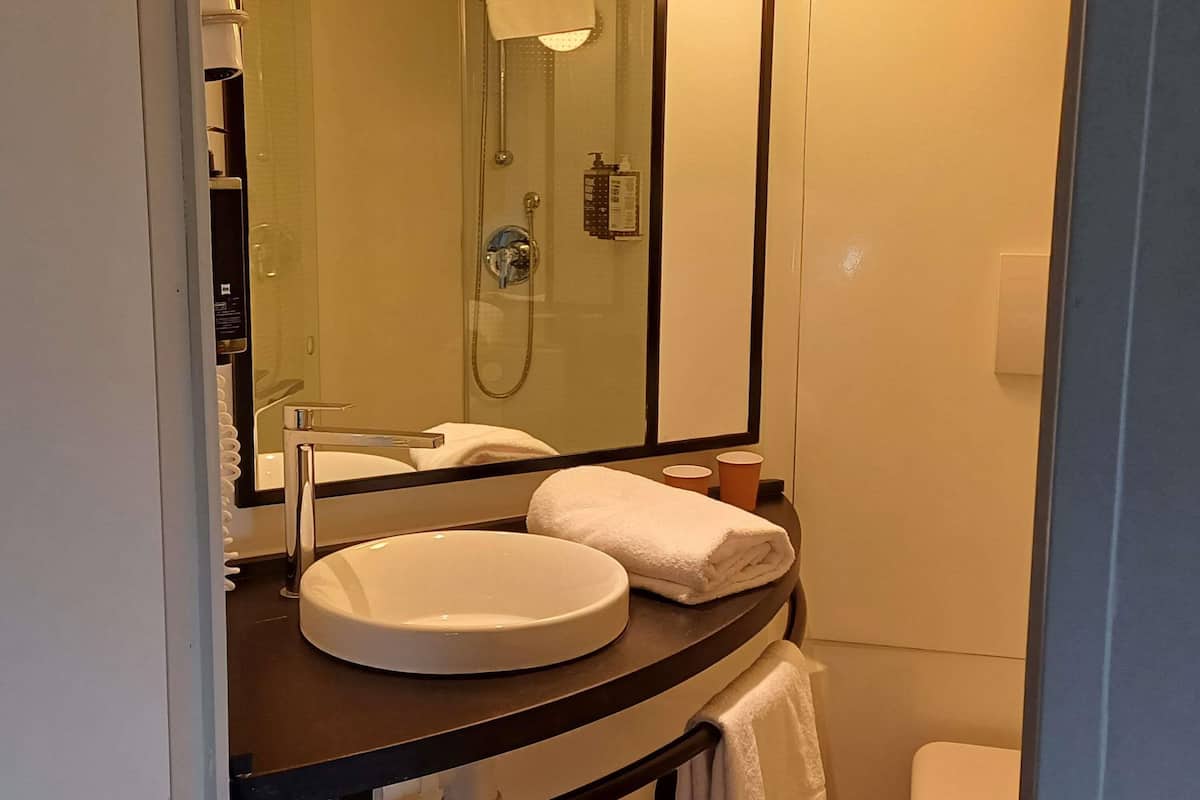 desk, free cots/infant beds, free wifi, bed sheets