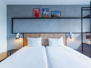 Chambre, 2 lits jumeaux | Bureau, lit de bébé (gratuit), accès au Wi-Fi (inclus), literie fournie