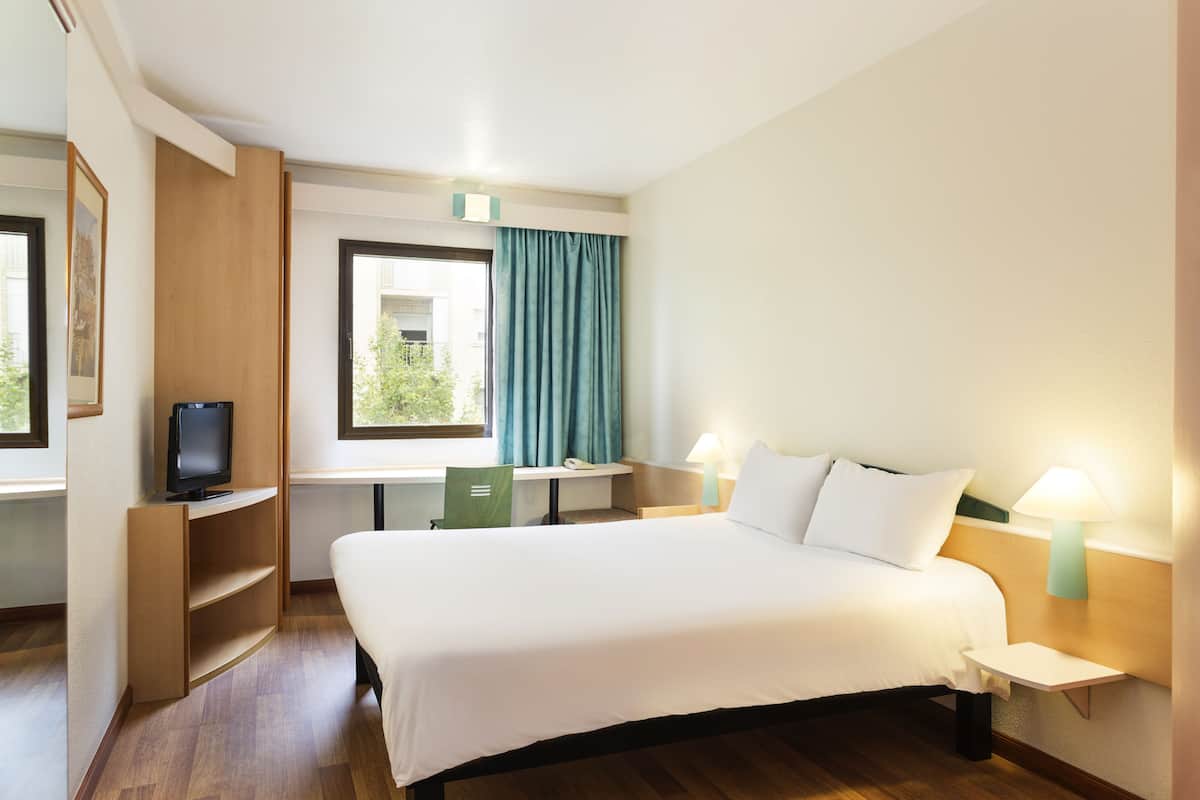 desk, free cots/infant beds, free wifi, bed sheets