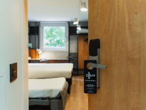 Chambre, 2 lits une place | Bureau, lits bébé (gratuits), Wi-Fi gratuit, draps fournis