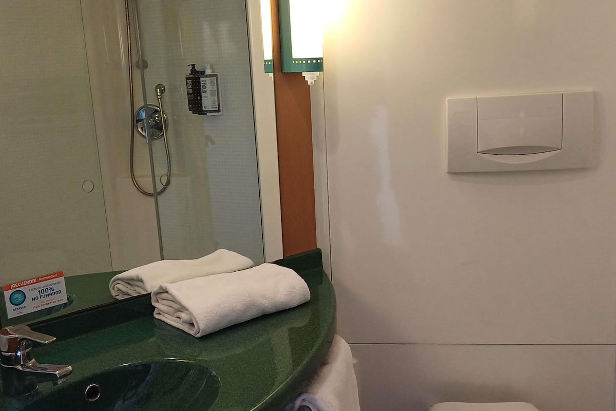 Doppelzimmer, 1 Queen-Bett | Schreibtisch, kostenlose Babybetten, kostenloses WLAN, Bettwäsche