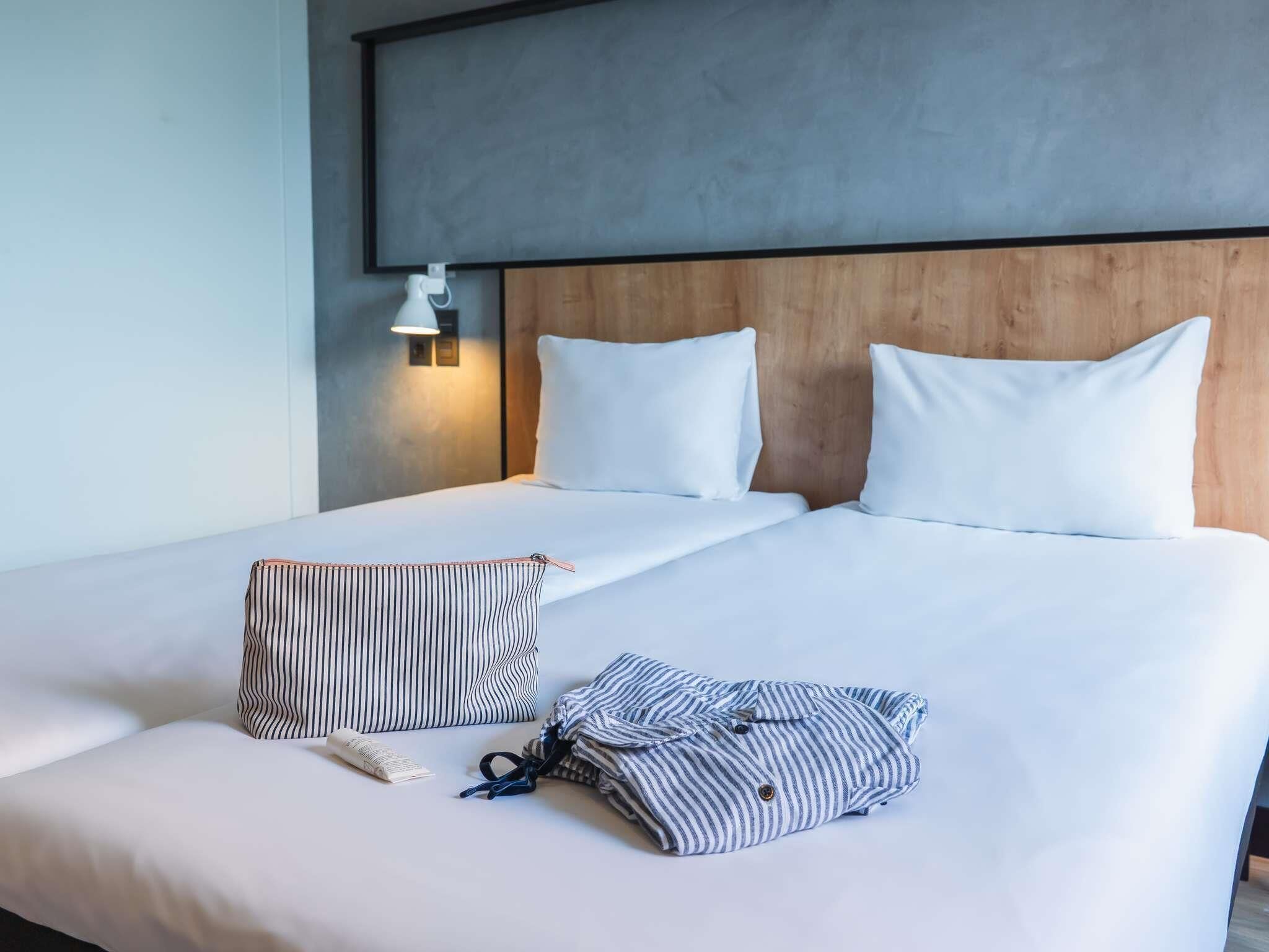 Room, 2 Twin Beds | Desk, free cribs/infant beds, free WiFi, bed sheets