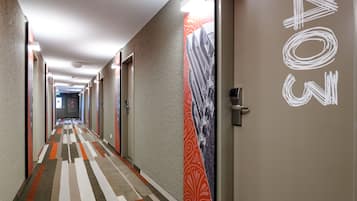 防敏寢具、書桌、手提電腦工作空間、遮光窗簾/窗簾