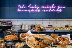 Desayuno buffet diario (EUR 18 por persona)