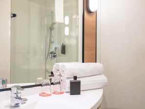 Standard Double Room, 1 Double Bed | Bathroom | Shower, eco-friendly toiletries, hair dryer, towels - ibis Dortmund City (Dortmund)