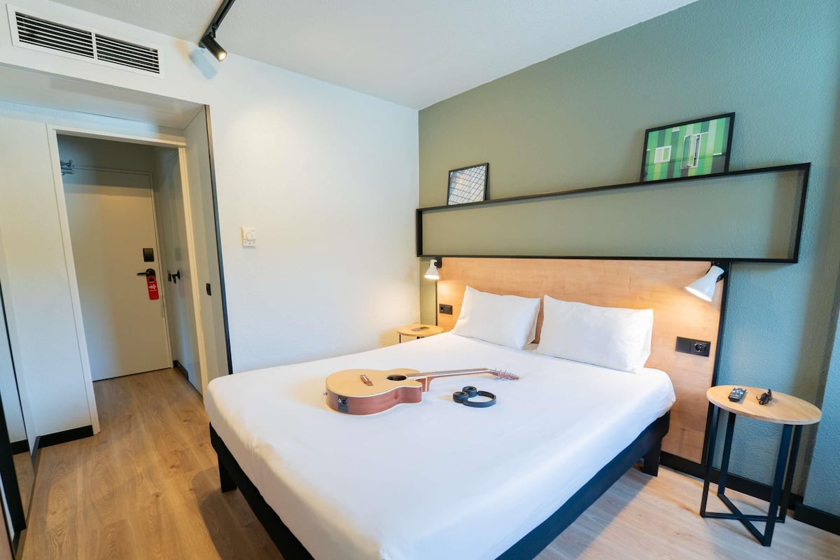 Superior Room, 1 Double Bed | In-room safe, desk, soundproofing, free WiFi