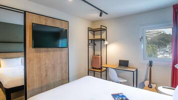 Superior Room, 1 Double Bed | In-room safe, desk, soundproofing, free WiFi
