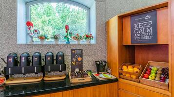 Sarapan lengkap setiap hari (EUR 9.5 per orang)