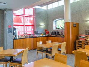 Daily full breakfast for a fee - Ibis Guimaraes (Guimarães)
