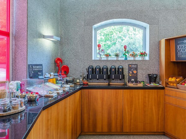 Petit déjeuner complet (9.5 EUR par personne)