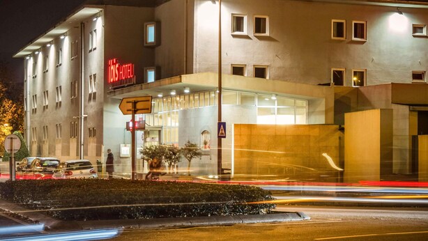 A modern hotel with a prominent "ibis HOTEL" sign. - Ibis Guimaraes (Guimarães)