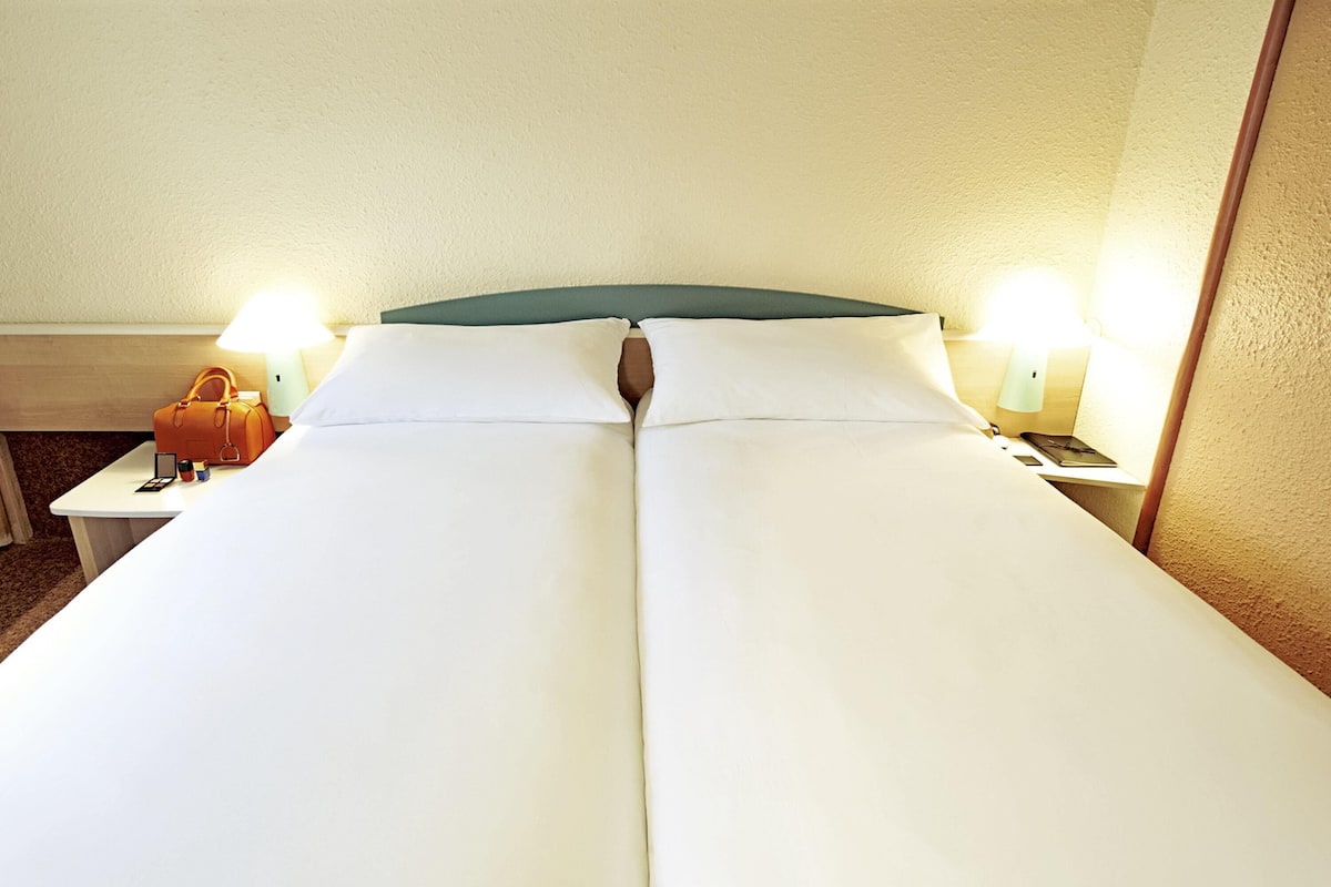 Quarto, 2 camas de solteiro | Cofres nos quartos, escrivaninha, quartos à prova de som