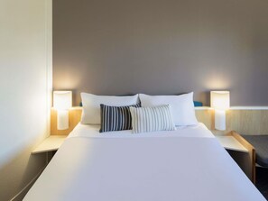 Standard Room, 1 Queen Bed