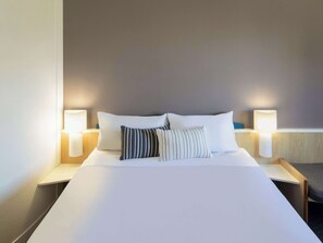 Habitación estándar, 1 cama de matrimonio | Caja fuerte, escritorio, tabla de planchar con plancha y wifi
