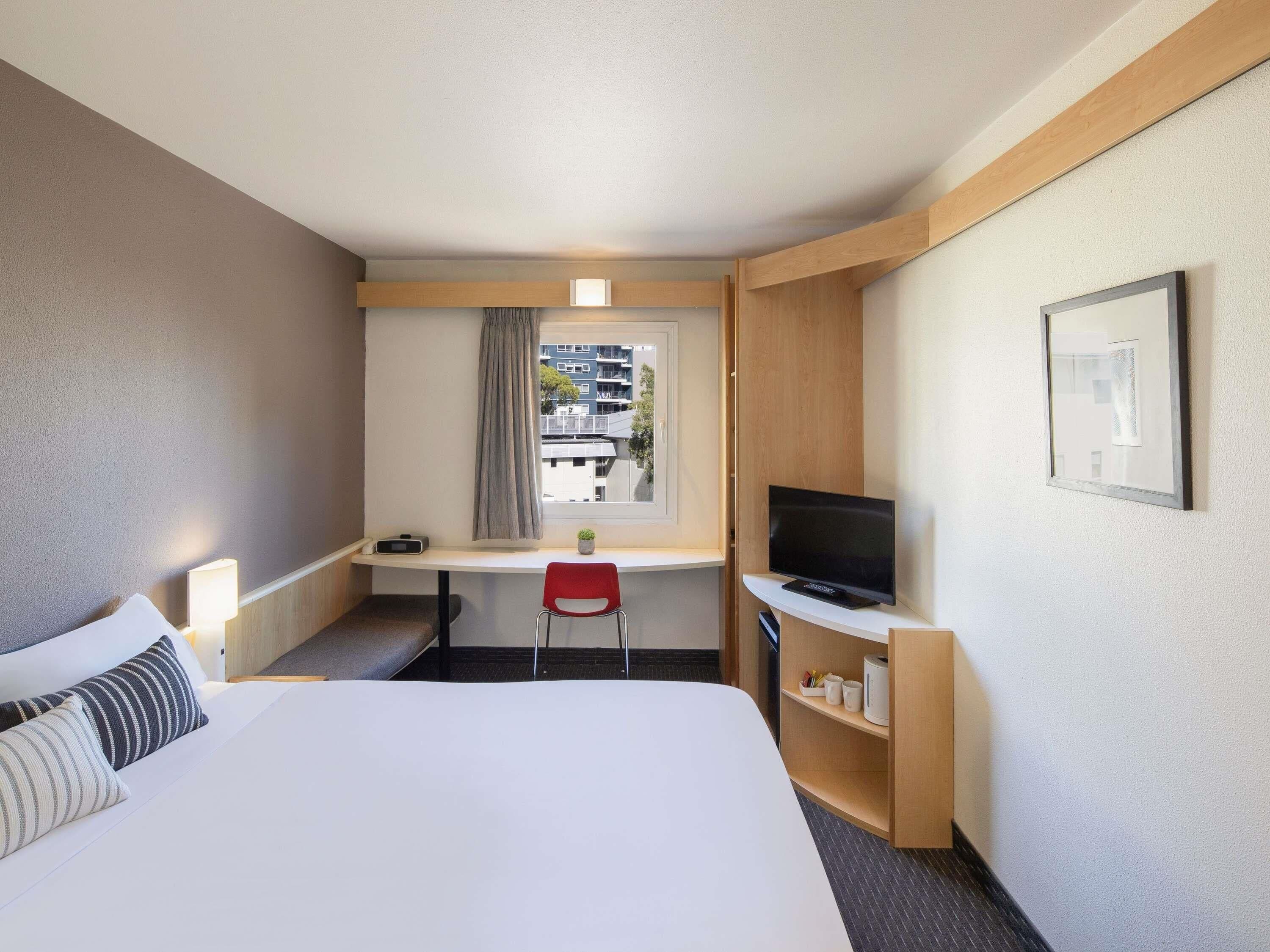 Tallelokero huoneessa, työpöytä, silitysrauta/-lauta, Wi-Fi