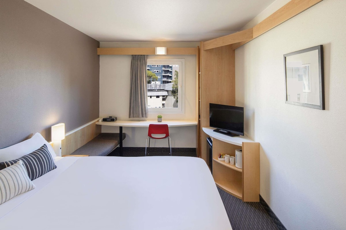 Tallelokero huoneessa, työpöytä, silitysrauta/-lauta, Wi-Fi