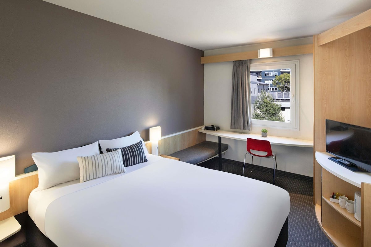 Standard Room, 1 Queen Bed | In-room safe, desk, iron/ironing board, WiFi