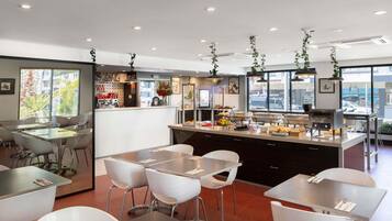 Esmorzar diari d'estil bufet (25 AUD per persona)