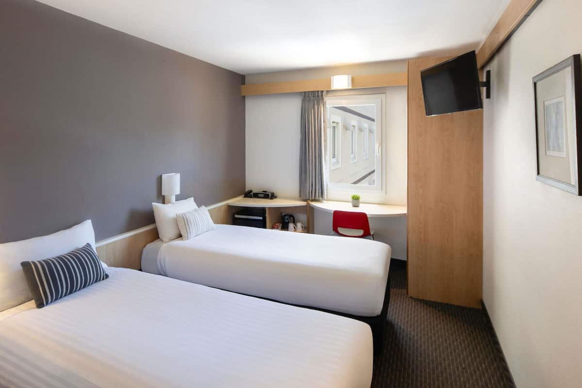 Standard-huone, 2 yhden hengen sänkyä | Tallelokero huoneessa, työpöytä, silitysrauta/-lauta, Wi-Fi