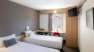 Rom – standard, 2 enkeltsenger | Safe på rommet, skrivebord, strykejern/-brett og wi-fi (mot et tillegg)