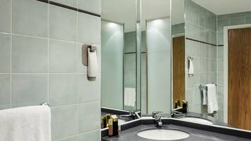 Caja fuerte, escritorio, tabla de planchar con plancha y cunas gratuitas