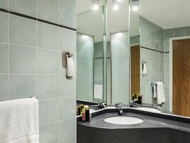 Una cassaforte in camera, una scrivania, ferro/asse da stiro